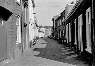 58448 Gezicht in de Hoenderstraat te Utrecht; uit het zuidoosten.N.B. De straatnaam Hoenderstraat is in 1981 vervallen ...